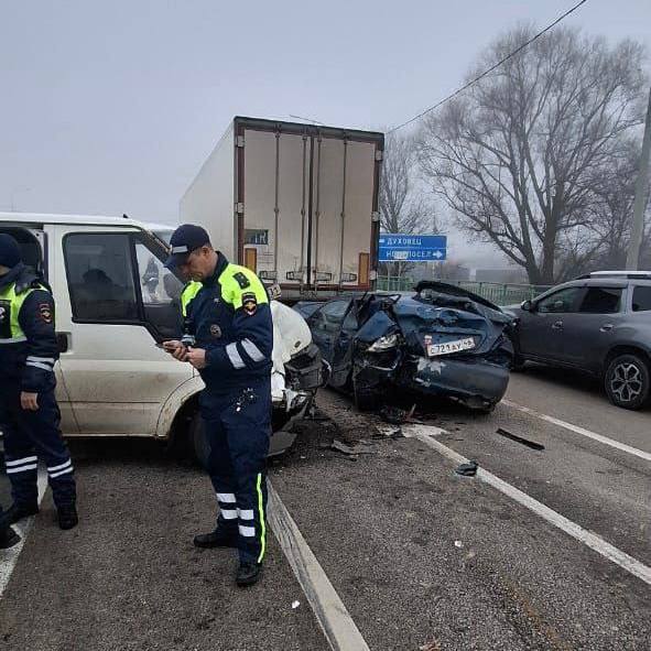 Микроавтобус с белгородскими детьми попал в ДТП в Курской области Школьники из Белгородского района поехали на экскурсию в храм в соседний регион Везший их микроавтобус столкнулся с легковой машиной Пострадали семь человек Среди них пять белгородских подростков и сопровождавшая их женщина Все они были доставлены в курскую больницу с повреждениями средней степени тяжести TipBelgorod