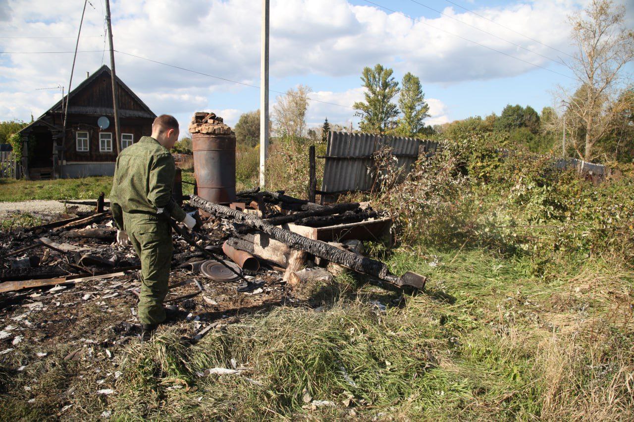 В селе Молвино после пожара в доме нашли тело 67 летнего мужчины Трагедия произошла утром 16 сентября в Тереньгульском районе Сотрудники МЧС потушили возгорание и нашли труп хозяина дома с ножевыми ранениями шеи Следователи и полиция выяснили что виновником преступления стал 49 летний сожитель падчерицы потерпевшего Он совершил убийство ещё 13 сентября а спустя несколько дней поджег дом чтобы скрыть следы преступления Мужчину задержали возбуждено уголовное дело СУ СКР по Ульяновской области Репортер 73 Поддержать бустом