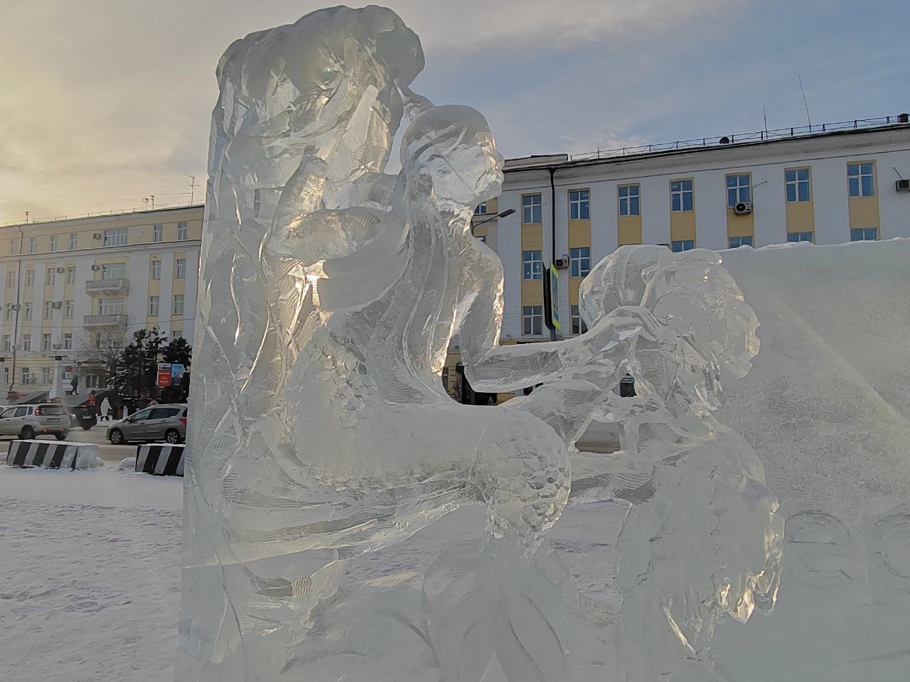 Жители столицы Бурятии оценили ледяной городок  Напомним, все ледяные скульптуры на площади Советов посвящены сказкам Пушкина.   В юбилейный пушкинский год ледовый городок украсили скульптуры из сказок Александра Пушкина. Всего их 20. Кстати, а какой известной сказки нет на этих фото?   Фото: Новая Бурятия