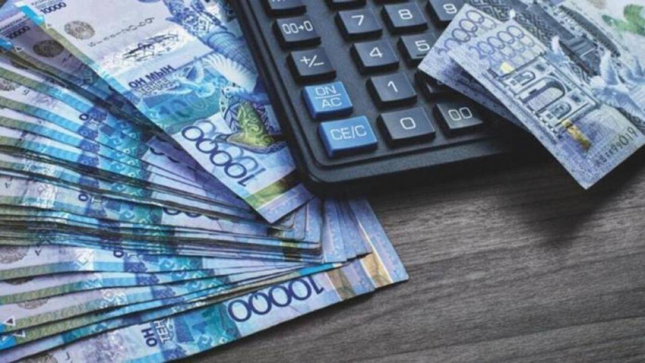 В Минтруда опровергли фейк о выплатах в размере 70 тысяч тенге  Речь идет о слухах, распространяемых в соцсетях, о том, что гражданам Казахстана, родившимся в период с 1949 по 2010 годы, положены выплаты в размере 70 тысяч тенге.  Эта информация, как отметили в ведомстве, не соответствует действительности.   «Для перечисления средств неизвестные лица предлагают перейти по ссылке. Сообщаем, что такого вида социальной помощи не существует. Соответственно, указанная ссылка может являться способом получения личных данных пользователя злоумышленниками. Рекомендуем во избежание взаимодействия с мошенниками ни в коем случае не переходить по ссылке», - отметили в Минтруда.  В министерстве добавили, что официальная информация о положенных мерах государственной поддержки распространяется исключительно посредством СМС-сообщений с номера 1414.