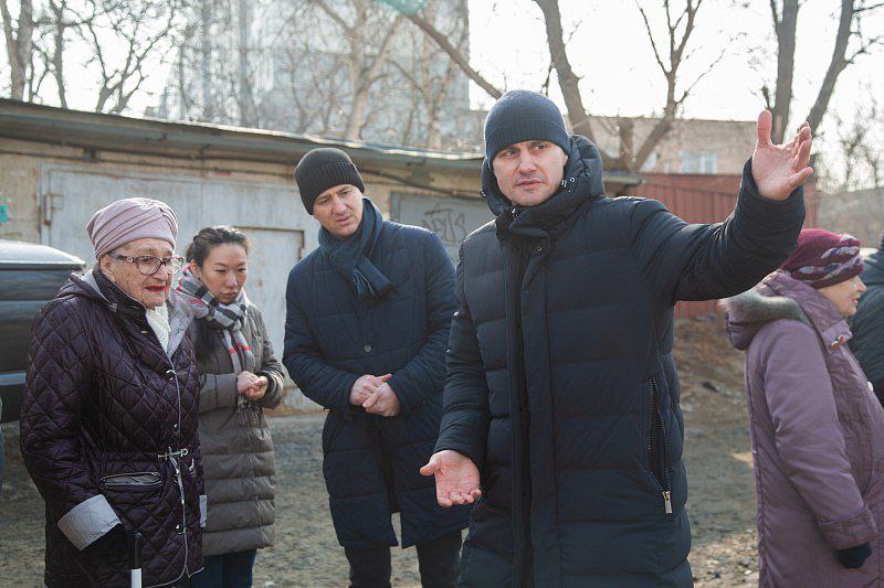 Во Владивостоке проводят проверки по жалобам жителей на отопление и течи. Одна из таких состоялась накануне на Крыгина, 53а, Беляева, 8, Светланской, 143 и Громова, 12.  «Какие-то жалобы удается устранить в оперативном режиме, какие-то требуют дальнейшей проработки, - отметил вице-мэр Роман Чернявский, курирующий сферу ТЭКа, - На каждый объезд приглашаем не только сотрудников мэрии, но и ресурсников, УК и другие профильные службы. Такой комплексный подход позволяет выстроить работу с жителями эффективнее».    О том, какие решения приняты по каждому из объектов, читайте   на сайте администрации города.   #ТЭК #ЖКХ