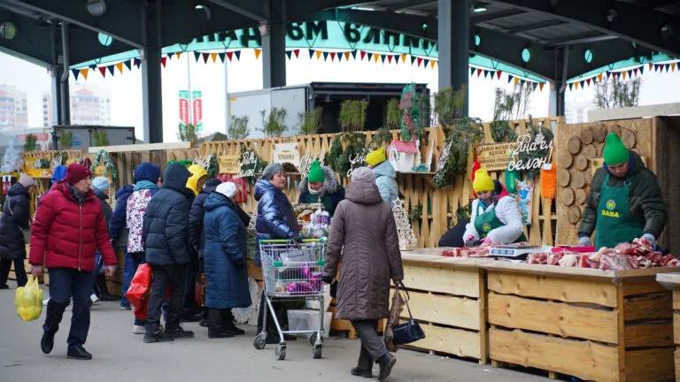 Татарстанцы купили на субботних ярмарках товаров на сумму более 1 млрд рублей  Посетители купили 6 199,5 тонны овощей, 232,4 тонны разливного молока, 561,5 тонны сахара, почти 2,3 млн штук куриных яиц, 1 030,5 тонны мяса.  Ярмарки стартовали 14 сентября.