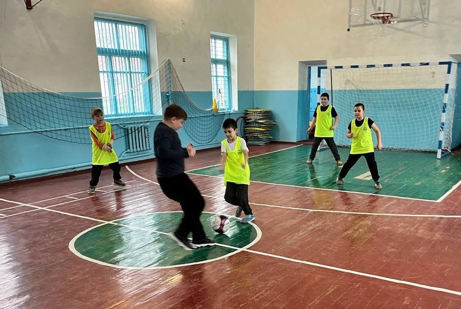 Мордовия обновит спортзал в Каланчакской школе В конце декабря шеф регион определился с главными планами по оказанию помощи Каланчакскому округу на 2026 год В список самых масштабных работ вошёл капитальный ремонт спортзала в Каланчакской школе 1 Подрядная организация планирует приступить к работе уже в апреле а полностью завершить капремонт до конца августа чтобы с самого начала следующего учебного года учащиеся могли заниматься спортом в удобном и комфортном спортзале Также напомним что ранее Мордовия провела капремонт Вадимской школы в с Преображенка а затем обновила спортзал образовательного учреждения