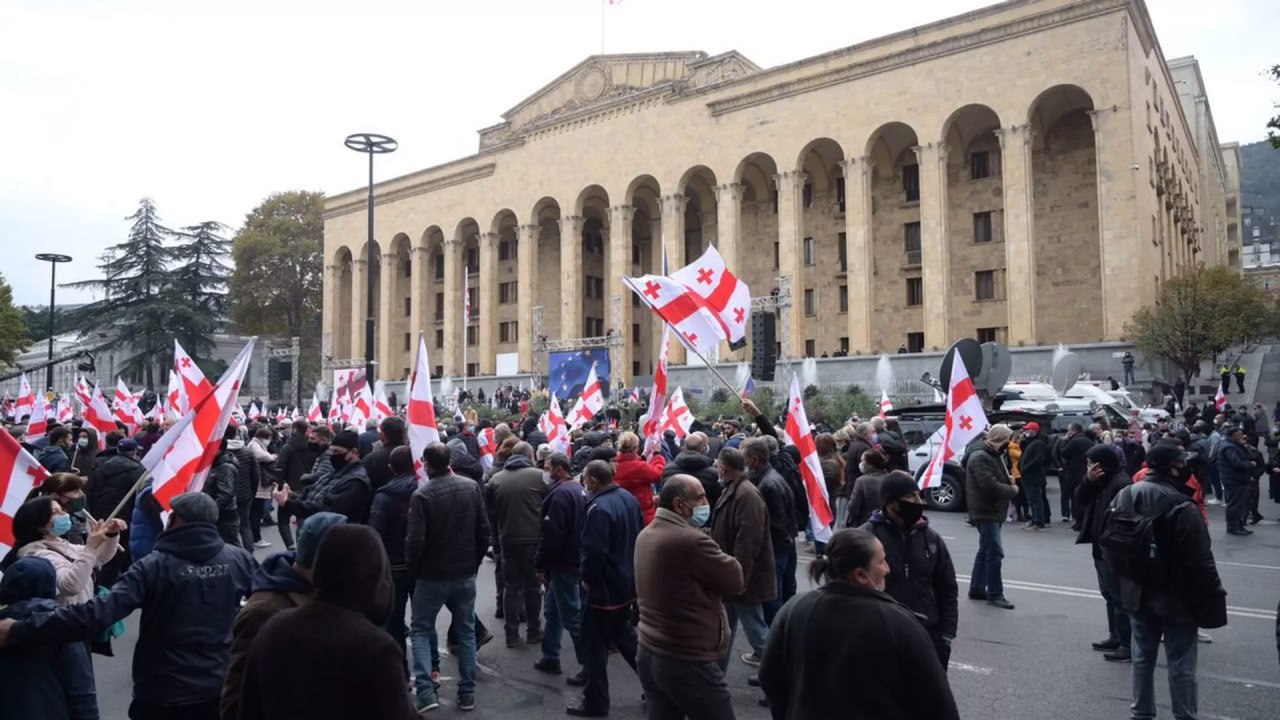 В Тбилиси задержали протестовавших из за заключения комиссии о преступлениях режима Саакашвили Правоохранительные органы Грузии 2 сентября задержали 16 участников акции протеста в Тбилиси при попытке перекрыть движение автомобилей на центральном проспекте Руставели сообщают местные СМИ У одного из задержанных при обыске нашли оружие и боеприпасы заявили в МВД Согласно сообщениям несколько десятков участников акции протестовали в связи с заключением временной следственной парламентской комиссии о преступлениях должностных лиц во время правления бывшего президента Грузии Михаила Саакашвили которые огласили в парламенте во вторник Председатель комиссии депутат Тея Цулукиани заявила что совершённая в ноябре 2003 года так называемая революция роз возглавленная Саакашвили была государственным переворотом по её словам это доказано документальными свидетельствами Она подробно рассказала о выявленных преступлениях прежних властей обратив особое внимание на факты пыток и убийств заключённых и подследственных в период правления Саакашвили Ранее лидеры правящей партии Грузинская мечта не раз заявляли что заключение следственной парламентской комиссии станет основой для иска в Конституционный суд о запрещении в Грузии оппозиционной политсилы Единое национальное движение