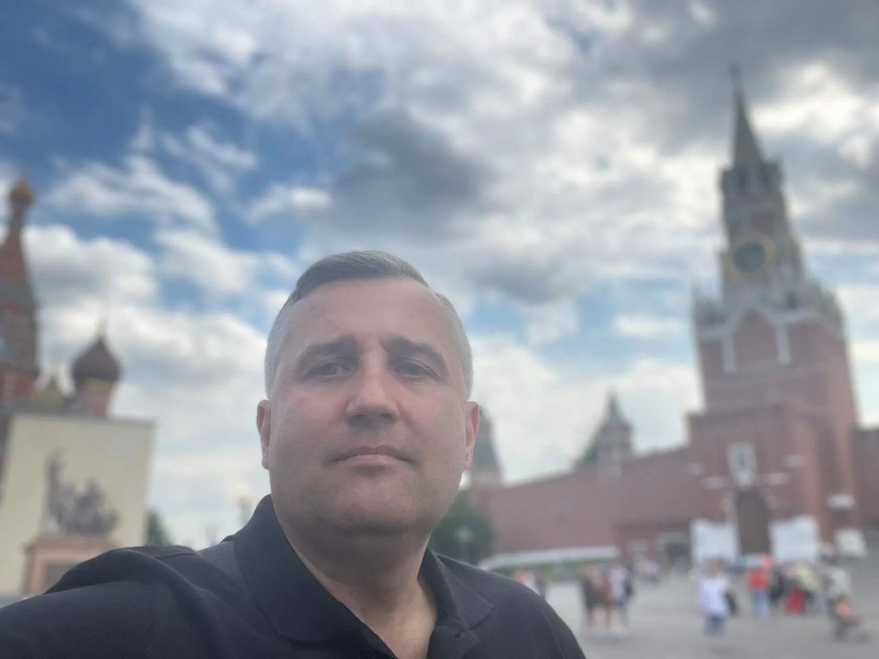 В Курске засняли на видео как дети жгли ветки на Вечном огне и распевали песни про шашлык На записи показано как дети которым на вид около 10 лет находясь в парке Героев гражданской войны держат палки над Вечным огнем При этом один из мальчиков напевает шашлык шашлычок шашлычочек Полицейские уже установили личности ребят с записи В настоящее время началась проверка Действиям детей и их родителям будет дана правовая оценка Член Бюро Президиума ПАРТИИ РОДИНА Алексей Рылеев Произошедший в Курске инцидент вызывает глубокое сожаление Подобные действия у Вечного огня символа вечной памяти и благодарности героям недопустимы Однако важно понимать что корни такого поведения детей лежат прежде всего в сфере семейного воспитания Подобное кощунственное поведение в священном для каждого русского человека месте это не просто детская шалость это прямое следствие глубокого кризиса патриотического воспитания в семье Было бы крайне полезно организовать для этих семей обязательное посещение Музея воинской славы с экскурсией чтобы дети могли осознать цену подвига наших предков А затем убедиться что полученные знания были усвоены Историческая правда не прощает пренебрежительного отношения Наш священный долг сохранять и защищать её пресекая попытки забвения и надругательства Воспитание подрастающего поколения на правде о подвиге наших предков это вопрос национальной безопасности
