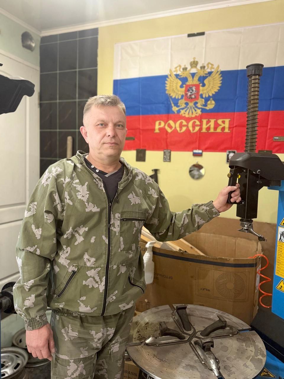 Господдержка помогла участнику СВО из Ессентуков открыть шиномонтаж  Участник специальной военной операции Сергей Савченко много лет своей жизни посвятил работе в шиномонтажной мастерской.   Когда вернулся домой после участия в СВО, узнал, что имеет возможность заключить социальный контракт для развития своего бизнеса. «Открыл свою мастерскую в апреле, – поделился Сергей Савченко. – Все получилось  быстро, и работа пошла. Соцконтракт позволил улучшить качество жизни моей семьи и мне заниматься любимым делом».  Напомним, помощь оказывается в рамках краевой программы «Социальная поддержка граждан» и соответствует задачам нацпроектов «Семья» и «Кадры». В 2025 году в Ессентуках уже получили господдержку трое участников СВО и членов семей бойцов.  Всего планируется на курорте заключить 176 соцконтрактов на общую сумму около 44 млн рублей. В целом по Ставропольскому краю в этом году будет заключено 4,5 тыс.социальных контрактов.   Во время оглашения ежегодного Послания губернатор поручил ведомствам зарезервировать средства на соцконтракты с участниками СВО и членами их семей. К 2026 году не менее 20 проц. средств будут направляться этой категории ставропольцев.