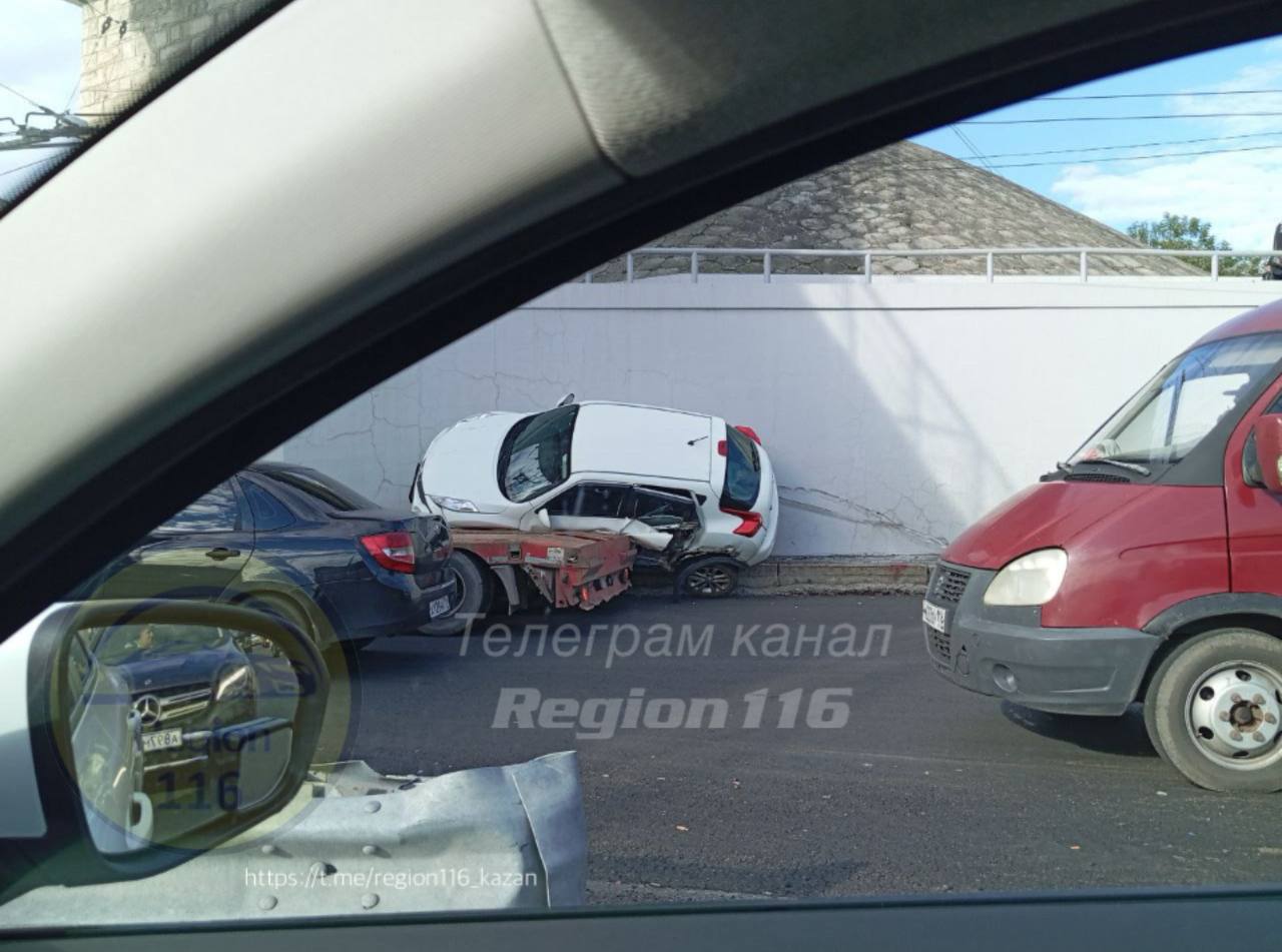 На Павлюхина в Казани произошло ДТП Как сообщают очевидцы в соцсетях на месте собирается пробка Подпишитесь tatarstansos