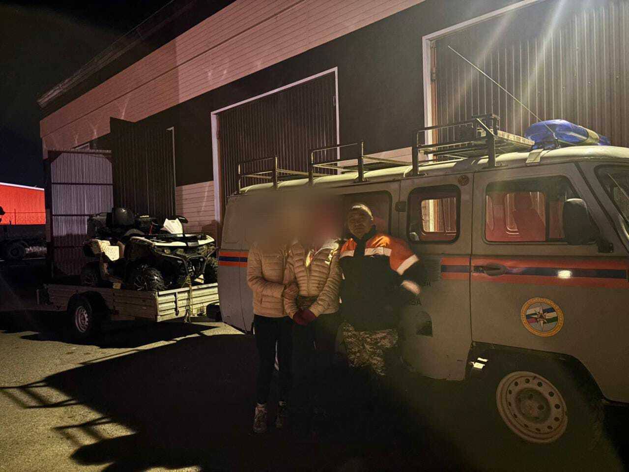 Спасатели помогли туристкам заблудившимся на Айгире Две подруги из Ижевска решили подняться на скалы но спуститься обратно у них не получилось девушки сбились с тропы и заблудились в лесу Уже темнело и решив не рисковать они позвонили в МЧС Спасатели объяснили девушкам как отправить геолокацию выехали за ними и доставили в Белорецк