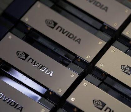 В США задержали сеть контрабандистов пытавшихся отправить в Китай ИИ чипы NVIDIA на 160 млн Минюст США сообщил о задержании двух мужчин которых обвиняют в попытке нелегально вывести в Китай партию ИИ процессоров NVIDIA общей стоимостью не менее 160 млн Владелец хьюстонской компании Alan Hao Hsu который был третьим участником схемы уже признал вину