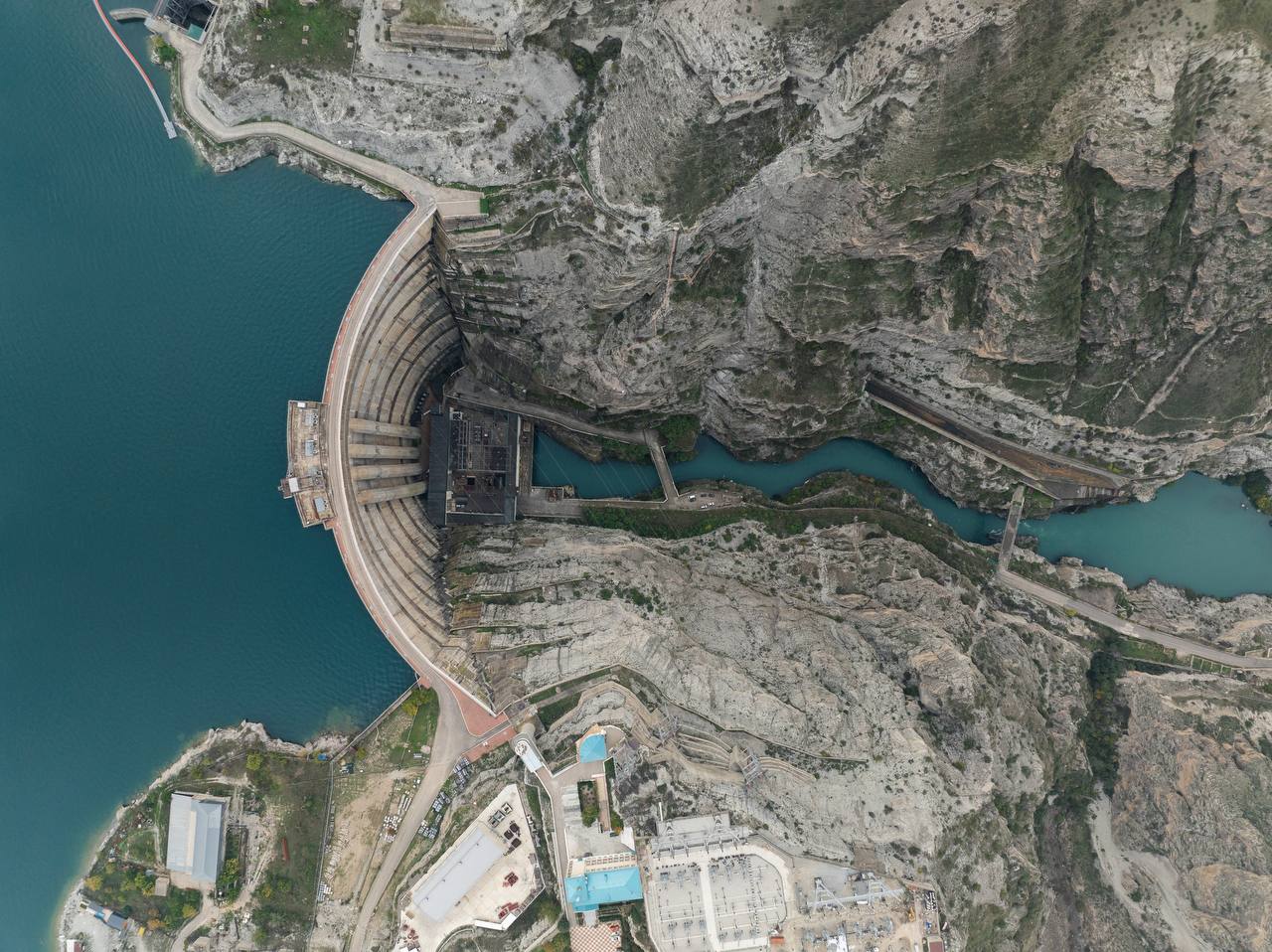 Мощность Чиркейской ГЭС увеличится до 1100 МВт в ходе масштабной реконструкции На Чиркейской гидроэлектростанции крупнейшей на Северном Кавказе продолжается комплексная модернизация которая позволит увеличить установленную мощность объекта с 1000 до 1100 МВт Проект реализуется филиалом ПАО РусГидро Дагестанский филиал Ход выполнения работ В 2025 году завершена замена первого гидроагрегата и силового трансформатора 2 Проведено полное обновление оборудования двух секций шин ОРУ 330 кВ Ведутся работы по замене гидроагрегата 3 и монтажу трансформатора 3 Ввод в эксплуатацию первой секции шин запланирован на ноябрь 2025 года Перспективы проекта   Завершение реконструкции оставшегося оборудования намечено на 2026 2028 годы   Общий объем инвестиций составляет 22 2 млрд рублей   Рост мощности на 10 будет достигнут за счет модернизации гидротурбин и генераторов Чиркейская ГЭС расположенная на реке Сулак в Буйнакском районе Дагестана играет ключевую роль в энергосистеме Юга России работая в пиковой части графика нагрузок и обеспечивая оперативное замещение мощности при аварийных ситуациях