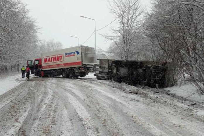 Грузовик опрокинулся на трассе   На 28-м километре автодороги Белореченск – Апшеронск опрокинулся грузовой автомобиль MAN. Как рассказали в Госавтоинспекции Кубани, большегруз под управлением 28-летнего жителя Кропоткина съехал с дороги, после чего его прицеп опрокинулся.   К счастью, обошлось без пострадавших. Движение на данном участке не затруднено.