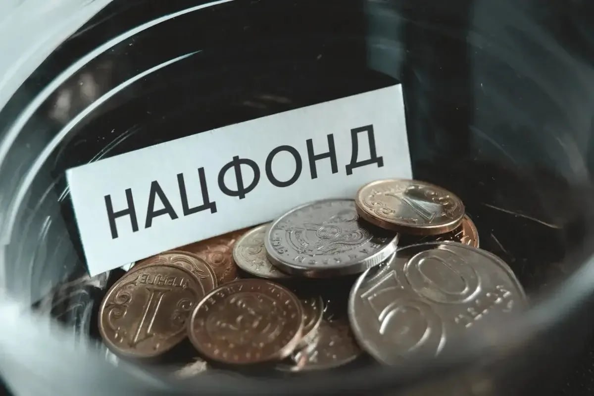 Минус ещё миллиард: что происходит с Нацфондом Казахстана  Каждый пятый доллар, проданный на торгах в Казахстане за май, был из Нацфонда. Нацбанк продолжает распродавать валюту, чтобы обеспечить трансферты в бюджет.  По информации НБ РК, по итогам мая курс тенге укрепился. Правда, всего на 0,3 %. Американская валюта в конце мая стала стоить 510,82 тенге, а общий объём торгов снизился.  При этом за прошлый месяц из Нацфонда продали 988 млн долларов — эти деньги пошли в республиканский бюджет в качестве трансфертов.   Доля продаж из «нефтяной копилки» Казахстана составила 22 % от общего объёма сделок с валютой. В июне Нацбанк планирует продать из Нацфонда меньше валюты — от 700 до 800 млн долларов.  Для нужд ЕНПФ в мае закупили 250 млн долларов, а в июне планируют приобрести такую же сумму.  Ранее стало известно, что за первые три месяца 2025 года из Нацфонда уже успели потратить около полутора триллионов тенге.   А учитывая, что эксперты МВФ прогнозируют рост бюджетного дефицита в Казахстане, эта сумма может значительно увеличиться уже в ближайшее время.