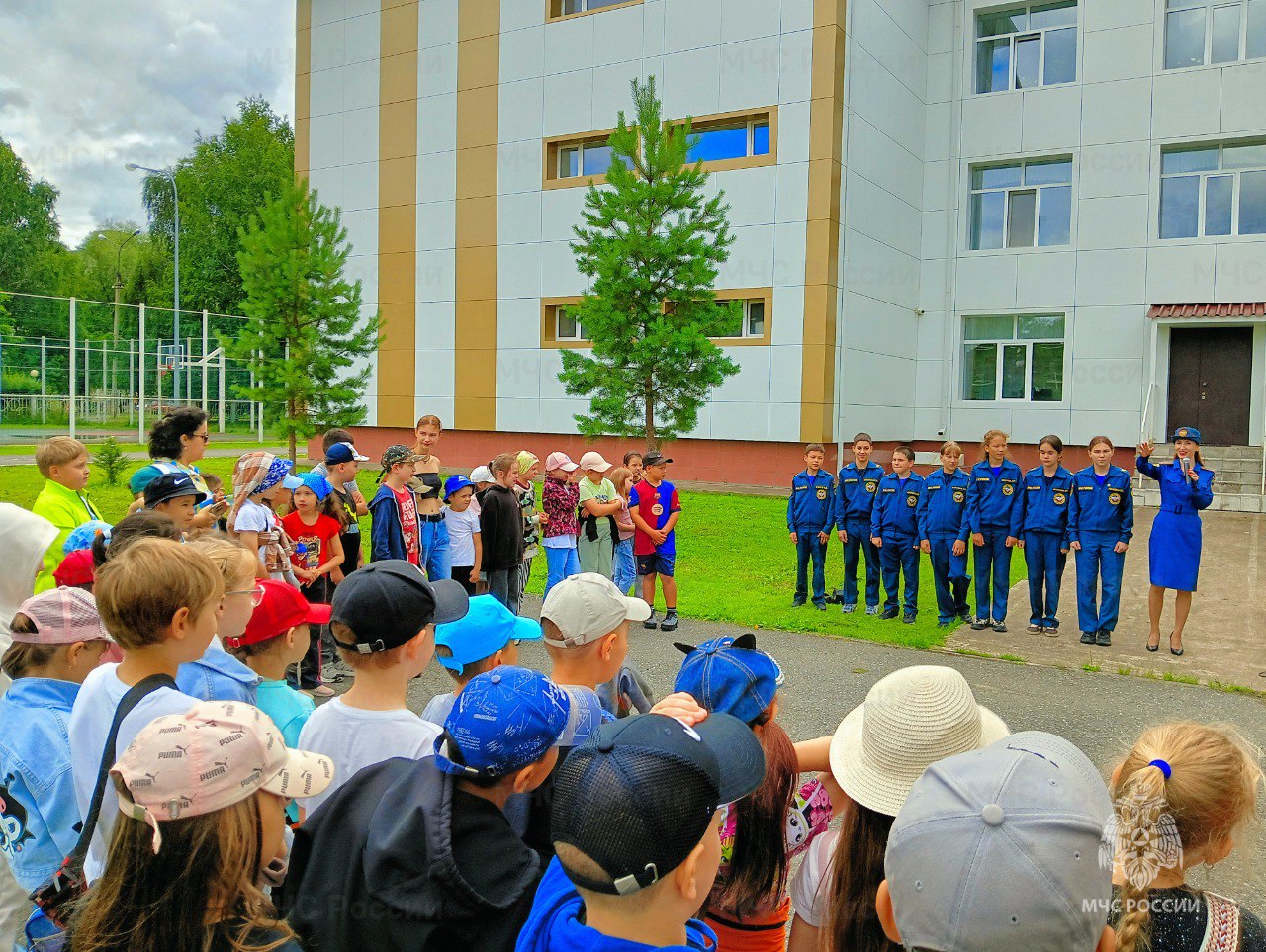 Тобольские кадеты МЧС России провели пожарную эстафету В Тобольске кадеты профильного класса Главного управления МЧС России по Тюменской области провели пожарную эстафету для ребят из оздоровительного лагеря с дневным пребыванием «Берёзка». Целью мероприятия стало закрепление знаний о пожарной безопасности в игровой форме. Восемь команд прошли шесть этапов соревнований: для их прохождения участникам турнира понадобились скорость, выносливость, сила, ловкость и стремление к победе! Ребята получили не только положительные эмоции, но и важные знания о безопасности и умения действовать в экстренной ситуации, которые могут пригодиться им в жизни.