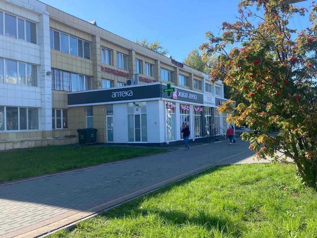 Инфекционисты городской клинической больницы № 3 спасли пациента с тропической малярией В инфекционное отделение Городской клинической больницы № 3 имени Б.И. Альперовича обратился 36-летний мужчина с ознобом, слабостью и высокой температурой. Его госпитализировали с диагнозом: лихорадка неясного генеза. Медики заподозрили редкое заболевание, оперативно провели все необходимые обследования, поставили диагноз - тропическая малярия тяжелой степени, и незамедлительно начали лечение. «Тропическая малярия является опасным заболеванием, которое при отсутствии лечения, может приводить к летальному исходу. Чаще всего малярия передается самками комаров рода Anopheles. Реже: при переливании крови и от матери к ребенку. Малярия распространена в странах с тропическим и субтропическим климатом. В России фиксируются завозные случаи заболевания. Данный пациент за две недели до обращения вернулся из Африки», - отметила заведующая инфекционным отделением городской клинической больницы № 3 Ольга Виноградова. В 2025 году это первый случай лечения пациента с тропической малярией в инфекционном отделении больницы.