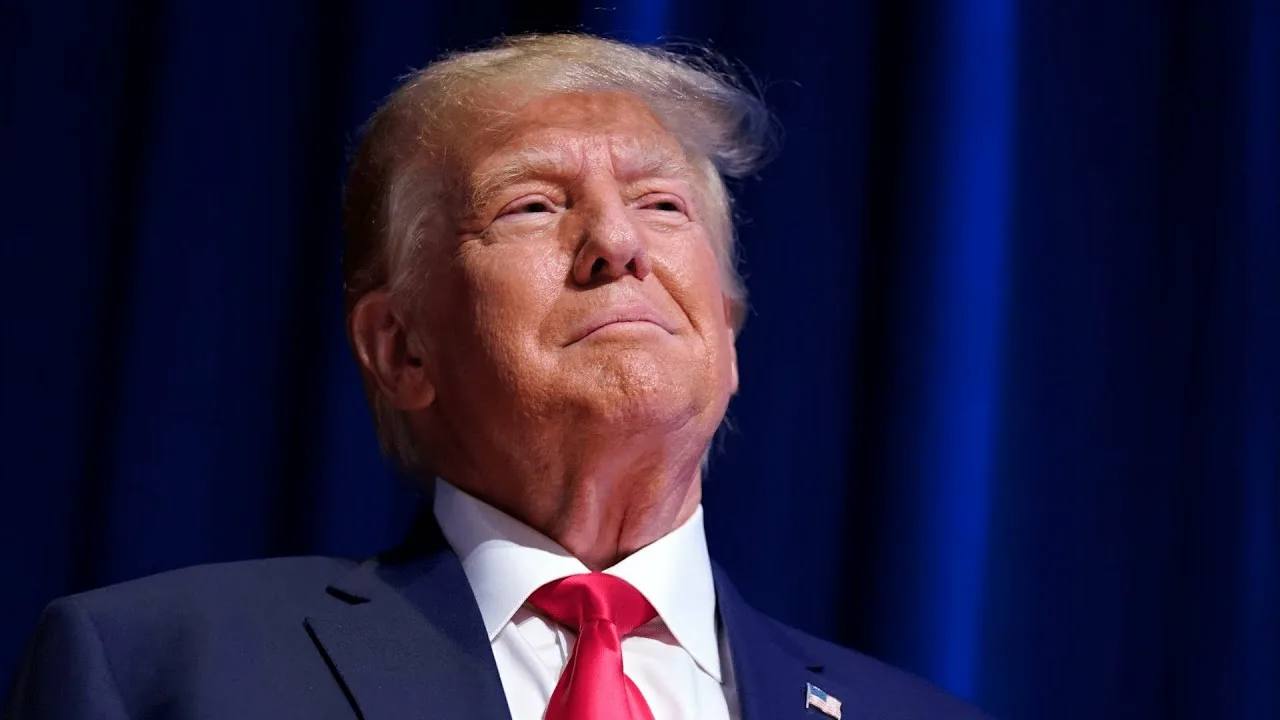 Французы думают, что Трамп создал не комильфо ситуацию, поставив России сроки по прекращению огня на Украине. Теперь президент США пытается держать лицо, считает экс-посол Франции в нашей стране Сильви Берманн.  «Отсюда и отправка Уиткоффа в Москву. Я думаю, идея в том, чтобы найти решение, которое даст немного времени, позволит избежать выполнения ультиматума и даст время Владимиру Путину, а также, возможно, кое-что даст Трампу», — заявила Сильви Берманн в эфире телеканала LCI.  А в это время Макрон, затаив дыхание, набирает заветный номер +7…       / Наши каналы