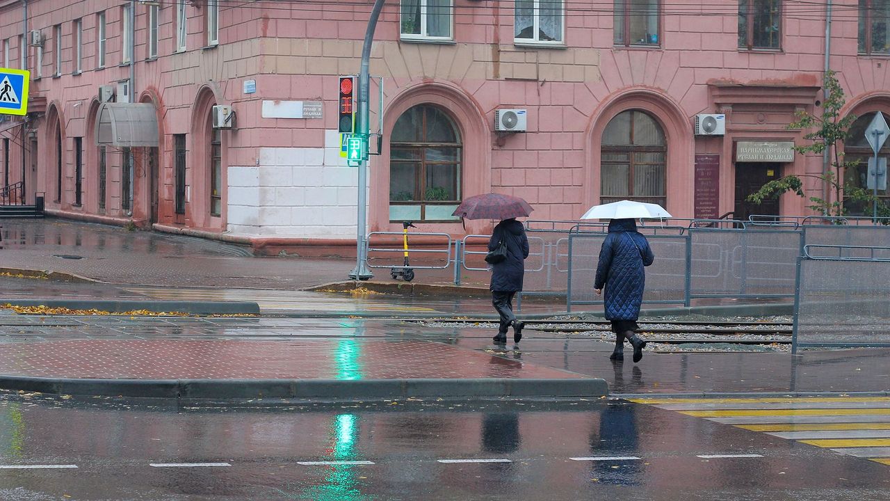 Половина месячной нормы осадков выпала в Челябинской области за сутки Синоптики поделились актуальной статистикой по прошедшим на Южном Урале дождям. В регионе за сутки выпала половина месячной нормы осадков. В Челябинске после непогоды ликвидируют подтопления на дорогах и чистятся ливневки. По данным Челябинского ЦГМС, за прошедшие сутки рекордсменом оказался Аргаяш – там выпало 43,5 мм осадков. Это 54% от месячной нормы. Сильные дожди накрыли и горные районы – например, в Миассе выпало 47% от нормы, а в Челябинске – 48%. Согласно прогнозам, дождевая атака на Челябинскую область, доставившая столько проблем южноуральцам, похоже, ослабевает. Синоптики говорят: в среду в регионе еще будет облачно и дожди повсеместно. Но преимущественно небольшие, умеренные. В четверг – кратковременные. А к выходным антициклон и вовсе вытеснит ненастье на восток и принесет на Южный Урал потепление. Вести Южный Урал Челябинск