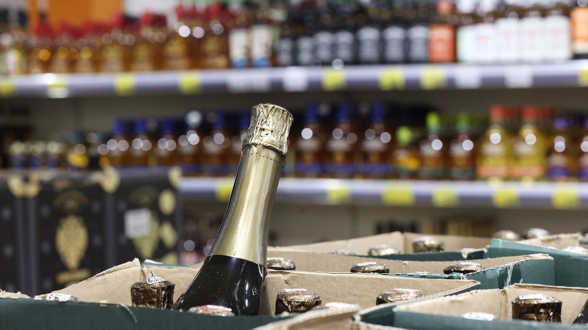 Группа Ladoga начнет производить алкоголь под собственной торговой маркой Ленты Компания производитель алкоголя Ladoga начнет разливать алкогольные напитки под собственной торговой маркой СТМ розничной сети Лента Производитель будет выпускать для Ленты джин виски ром и ликеры сообщила пресс служба компании Ladoga По данным компании под СТМ Ленты будут выпускаться 14 наименований напитков Отгрузки должны начаться в середине ноября текущего года Объем первичных поставок рассчитан на четыре месяца и составит от 10 000 до 30 000 бутылок в зависимости от категории напитка Товар будут реализовывать не только в магазинах Ленты но и в сетях Вингараж и Монетка Как пояснил президент компании Ladoga Вениамин Грабар выбор джина виски рома и ликеров для производства СТМ Ленты связан с тем что в течение последнего года розничные продажи этих напитков демонстрируют наиболее активный рост Алексей Орлов Ведомости Подпишитесь на Ведомости Северо Запад