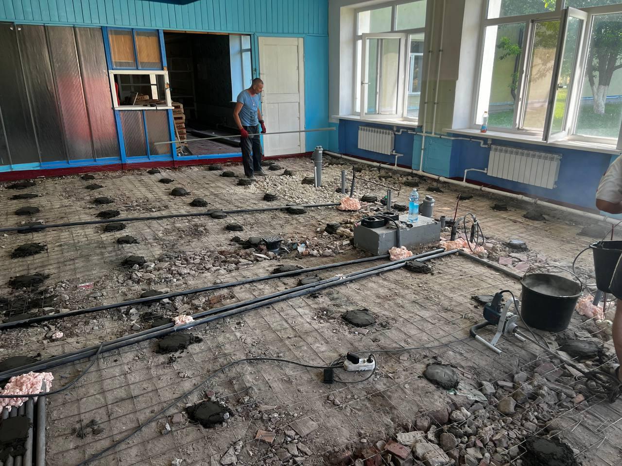 В Кабычевской школе заменили систему электроснабжения и водопровод Подрядчик из Ивановской области проводит там капитальный ремонт и уже приступил к заливке новых полов. «Уже закончили водопровод и канализацию. В металлической трубе сделали электропроводку, по полу пропустили ее к кухонным приборам, которые будут установлены. Там мощное довольно напряжение для их питания. Сейчас делаем полы», — рассказал представитель подрядчика. До начала учебного года в Кабычевской школе отремонтируют пищеблок, санузлы и заменят раковины. В прошлом году в здании школы с помощью Ивановской области систему отопления и кровлю.