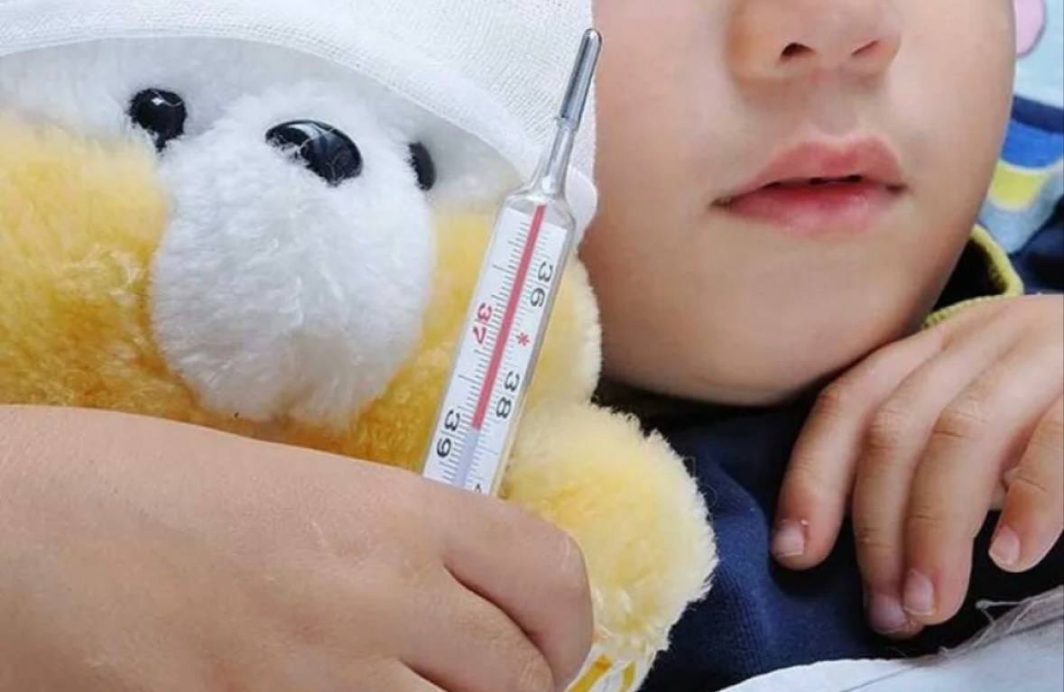 В столице вводят ограничения из за вспышки ОРВИ и гриппа 19 ноября главный санитарный врач Астаны подписала постановление о введении усиленных санитарно противоэпидемических мер в городе Причина рост заболеваемости ОРВИ и гриппом За последнюю неделю в столице зафиксировано более 23 тысяч случаев среди которых 60 дети до 14 лет Меры включают Усиление работы поликлиник и стационаров изоляция больных расширение кабинетов для приёма соблюдение масочного режима контроль температуры наличие запасов противовирусных препаратов Перевод школ на дистанционное обучение при заболевании более 30 класса с 20 ноября до 5 декабря ежедневный утренний фильтр для детей и сотрудников Ограничение массовых мероприятий