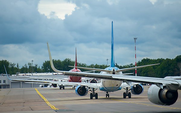 В 2024 году операционная прибыль российских авиакомпаний выросла в 5,3 раза Российские авиакомпании в 2024 году нарастили операционную прибыль в 5,3 раза относительно показателя предыдущего года, до 71,1 млрд рублей. Такие данные приводятся в материалах Ассоциации эксплуатантов воздушного транспорта АЭВТ . Об этом пишет "Финмаркет". Как отмечается, результат во многом достигнут за счет рекордной операционной прибыли в 3-м квартале в размере 82,1 млрд рублей. Общие доходы перевозчиков, по данным АЭВТ, составили 1,982 трлн рублей +29,7% , общие расходы – 1,911 трлн рублей +26,2% . aviaru.net/n284988