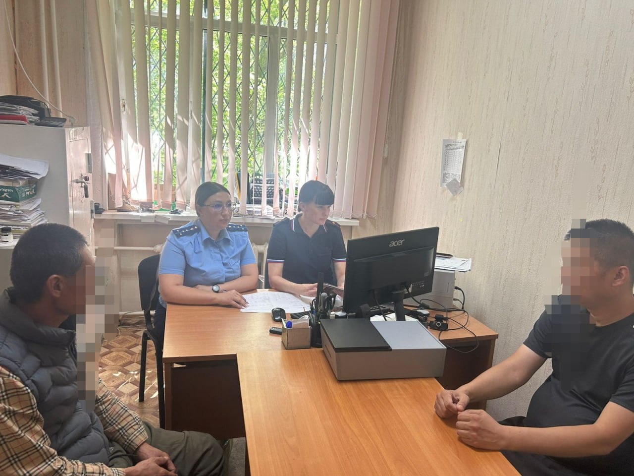 В Мазановском округе пресечена незаконная деятельность трудовых мигрантов    Прокуратура Мазановского района совместно с сотрудниками отделения в Мазановском районе УФСБ России по Амурской области, министерства природных ресурсов Амурской области провели проверку соблюдения миграционного законодательства.  Установлено, что на одном из участков местности на территории округа предприятием осуществляется деятельность по добыче драгоценных металлов.    Фактическую добычу золота на участке осуществляли 15 иностранных граждан, не имеющих соответствующего разрешения на указанный вид деятельности, а также документов, позволяющих пребывать на территории России.    По результатам мероприятий прокуратурой района и МО МВД России "Мазановский" в отношении 15 иностранных граждан возбуждены дела об административных правонарушениях по ч. 1 ст. 18.10 КоАП РФ  осуществление иностранным гражданином или лицом без гражданства трудовой деятельности в Российской Федерации без разрешения на работу либо патента , а также ч. 1.1 ст. 18.8 КоАП РФ   нарушение иностранным гражданином или лицом без гражданства режима пребывания  проживания  в Российской Федерации, выразившееся в отсутствии документов, подтверждающих право на пребывание  проживание  в Российской Федерации .    Все иностранные граждане подлежат выдворению за пределы Российской Федерации.   Кроме того, прокуратура района даст оценку деятельности золотодобывающего предприятия  на предмет соблюдения законодательства о недропользовании.