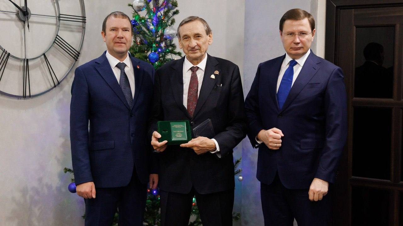 За многолетний добросовестный труд высокий профессионализм плодотворную научно педагогическую деятельность подготовку кадров высшей квалификации и в связи с 70 летием со дня рождения бронзовый знак За заслуги перед городом Кемерово вручен доктору физико математических наук Заслуженному профессору КемГУ Юрию Николаевичу Журавлеву ранее занимавшему должность первого проректора Кемеровского госуниверситета Поздравляем и безгранично гордимся Подписаться на КемГУ в MAX