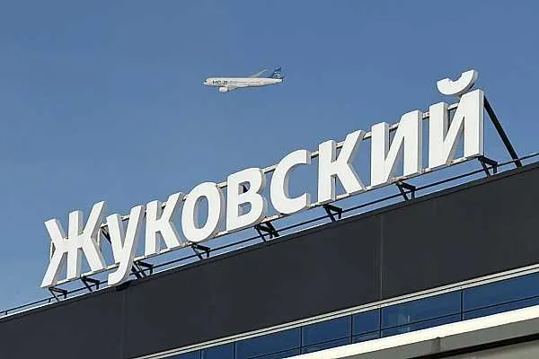 Аэропорт Жуковский начал работу по расширению пассажирского терминала В аэропорту Жуковский близится к завершению первый этап работ модернизации пассажирского терминала Проект развития достиг заметных результатов пассажиров встречают обновленные интерьеры удобные клиентские зоны с продуманной навигацией современные санитарные узлы и более комфортные общественные пространства Об этом сообщает AVIA RU В настоящее время усилия сосредоточены на реконструкции привокзальной площади Проводится благоустройство пространства на первых линиях перед терминалом 1000 кв м прилегающей территории завершается организация области обслуживания общественного транспорта начато создание парковой зоны с детскими игровыми площадками и местами отдыха Срок завершения работ август 2026 года aviaru net n295272 Оставайся в информационном потоке подпишись на наш канал в MAX