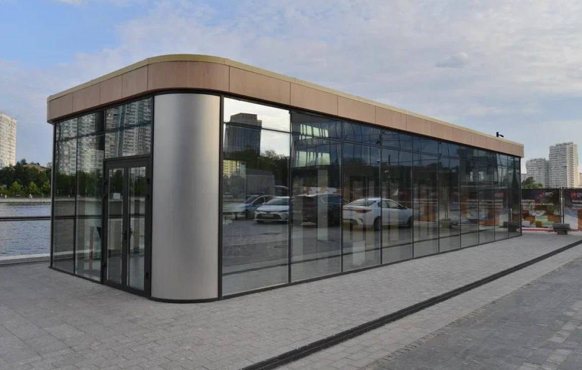 В Самаре разработан единый дизайн код уличных торговых объектов В Самаре разработан проект дизайн кода нестационарных торговых объектов сообщает мэрия города Он включает правила расположения уличных киосков и павильонов в том числе для сезонной торговли вдоль тротуаров и на перекрестках определяет их габариты варианты оформления фасадов и информационных конструкций а также возможные элементы благоустройства прилегающей территории   volga news article 770251 html Фото пресс служба мэрии Самары Читайте нас в МАХ