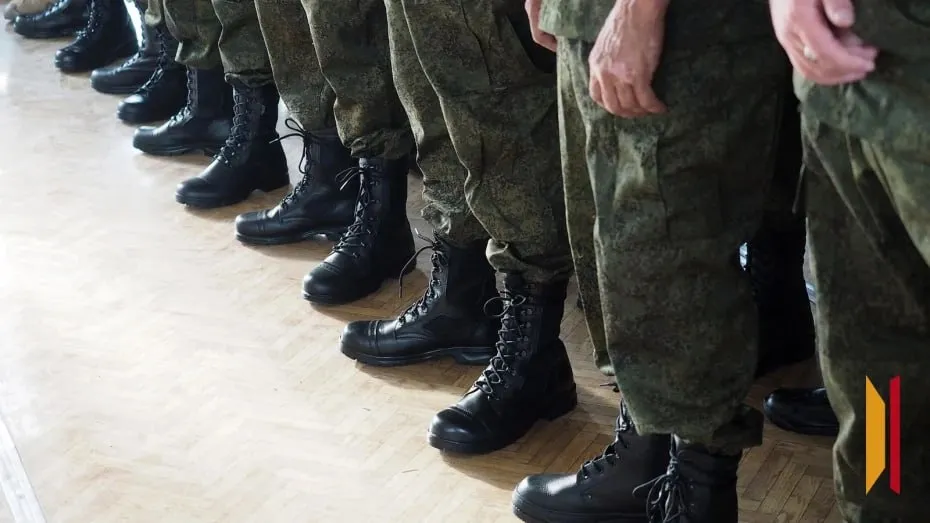 Курсанты подведомственных МЧС вузов смогут получить отсрочку от призыва Указ президента разместили на портале официального опубликования правовых актов Отмечается что отсрочка будет предоставляться только тем курсантам которые проходят обучение по очной форме Кроме того они должны быть зачислены в вуз после получения среднего профессионального образования соответствующего профиля Получить отсрочку по всей России смогут не более 200 человек в год Мы в Мах