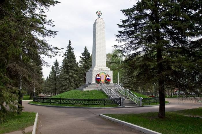 В регионе идет подготовка к празднованию Дня Победы в Великой Отечественной войне  «Готовим к Дню Победы масштабные, яркие и вовлекающие мероприятия: конкурсы, форумы, выставки, поисковые экспедиции. Особое внимание уделяем благоустройству памятников и мемориалов, которые находятся в неудовлетворительном состоянии. Сейчас готовим адресные перечни объектов. Планируем охватить все муниципалитеты и приступить к работам уже в ближайшее время», – сказал глава региона Георгий Филимонов.  В прошлом году были установлены обелиски, отремонтированы памятники, обустроены парки и территории мемориалов в округах региона. Кроме того, в Вологде открыли стелу «Город трудовой доблести». Стела олицетворяет массовый трудовой героизм вологжан и отражает важнейшие достижения и вклад местных заводов, госпиталей и предприятий в Победу в Великой Отечественной войне.   «Ведем большую работу, в том числе, в рамках программы Стратегии 2.0 «Музеи Вологодчины: наша Победа. Связь поколений». Создаем в школах и музеях региона тематические экспозиции, посвященные славным подвигам нашего народа на фронте и в тылу. Важно с малых лет воспитывать у вологжан чувство патриотизма и уважения к истории своей страны», – добавил Георгий Филимонов.  В этом году по программе губернатора выставки, посвященные Великой Отечественной войне, обновят в пяти школах Череповца, четырех школах Вологды и в школах 21 муниципалитета. Оборудование уже поставлено в учебные заведения. Торжественное открытие школьных музеев состоится в ближайшее время.    Правительство Вологодской области