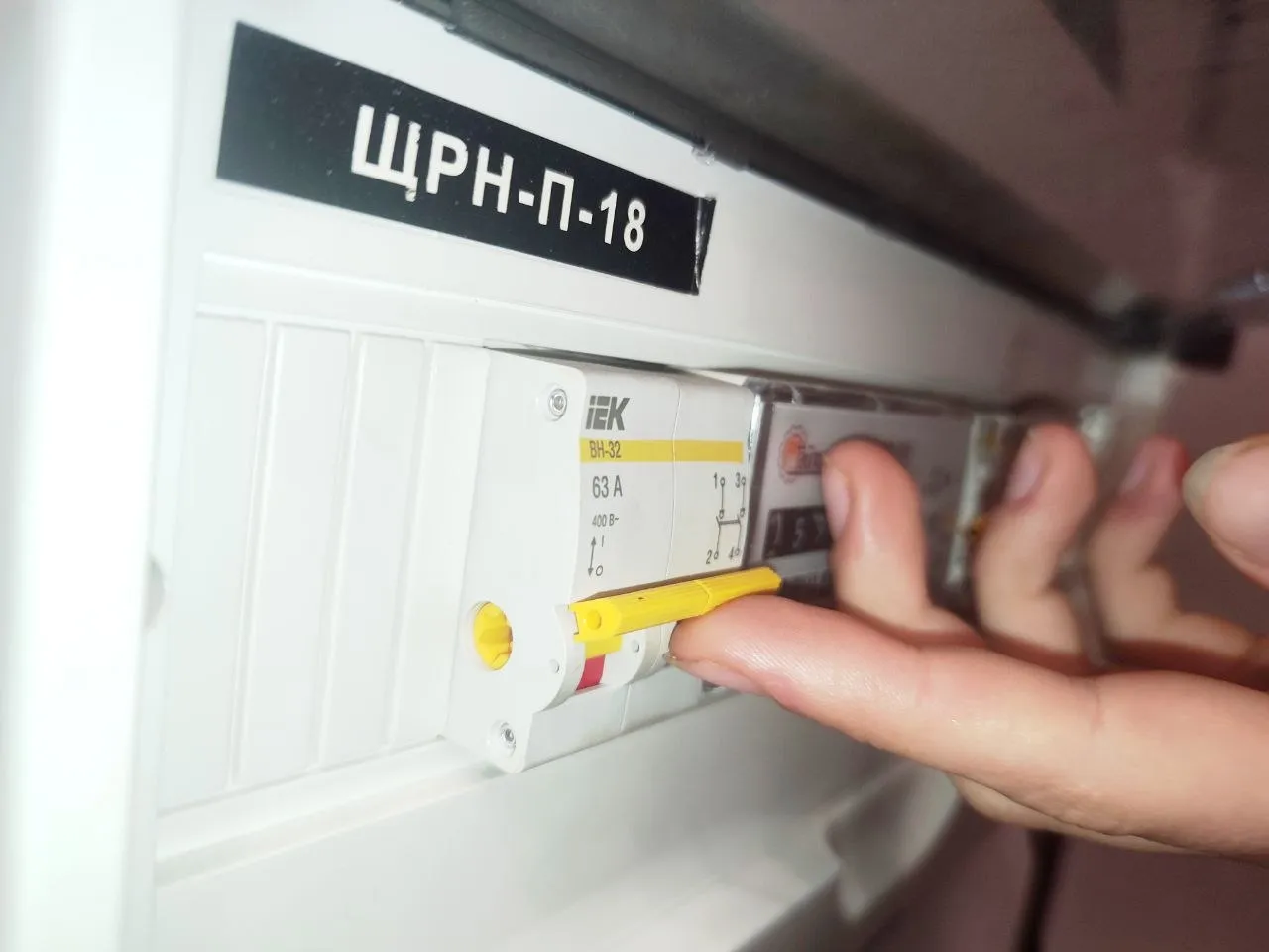 В Воронежской области электромонтер погиб от удара током из за халатности 56 летнего начальника Трагедия произошла в октябре 2025 года во время работ на высоковольтной установке 10 кВ Мастер участка грубо нарушил технику безопасности не проверил отключение напряжения не выдал рабочим защитную экипировку и заставил подчиненного подняться к проводам в обычном ковше погрузчика вместо спецтехники Оказавшись в ковше на высоте электромонтер получил мощнейший удар током и погиб на месте Суд установил что мастер фактически отправил человека на верную смерть проигнорировав должностные инструкции и правила охраны труда Руководитель пренебрег безопасностью бригады Грибановский районный суд признал мастера виновным Ему назначено наказание в виде 1 5 лет принудительных работ при этом 5 его дохода будут удерживаться в доход государства На данный момент приговор еще не вступил в законную силу и может быть обжалован сторонами   Напомним КП Воронеж теперь есть в МАХ Подписывайтесь