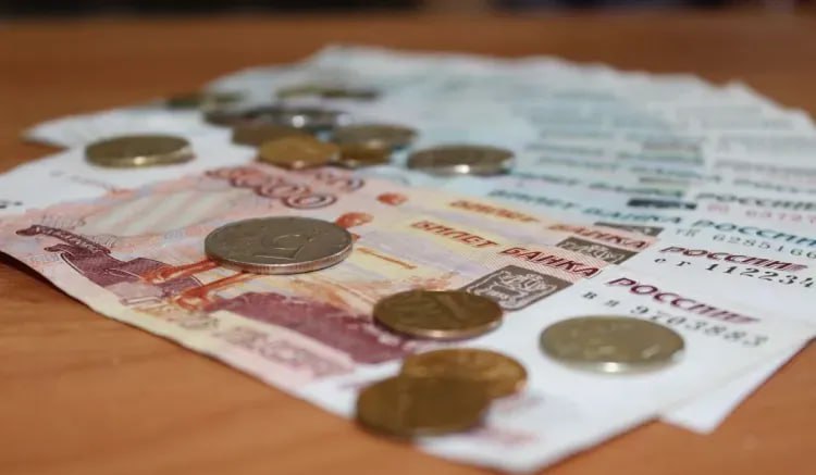 Врач стал фигурантом уголовного дела о мошенничестве В Амурской области завершили расследование уголовного дела в отношении бывшего врача одной из больниц. Фигуранту предъявлено обвинение в мошенничестве. В феврале в отделение больницы обратился житель Свободненского района. После осмотра гражданина врач установил необходимость плановой госпитализации для проведения операции. Решив воспользоваться ситуацией и незаконно получить от пациента деньги, фигурант обманул мужчину, сообщив ему ложные сведения об имеющейся очереди на проведение операции. "За 60 тысяч рублей обвиняемый пообещал повлиять на мнимую очередь и госпитализировать амурчанина. Мужчина вынужденно согласился на предложенные условия. Пациент передал медику оговоренную сумму, а последний провел ему операцию", - сообщается в материалах следствия. Поводом для возбуждения уголовного дела послужили материалы управления ФСБ России по Амурской области. В настоящее время дело передано в суд для рассмотрения по существу, отметили в Следственном управлении СК России по Амурской области. ТЕЛЕПОРТ.РФ – здесь все об Амурской области Написать нам
