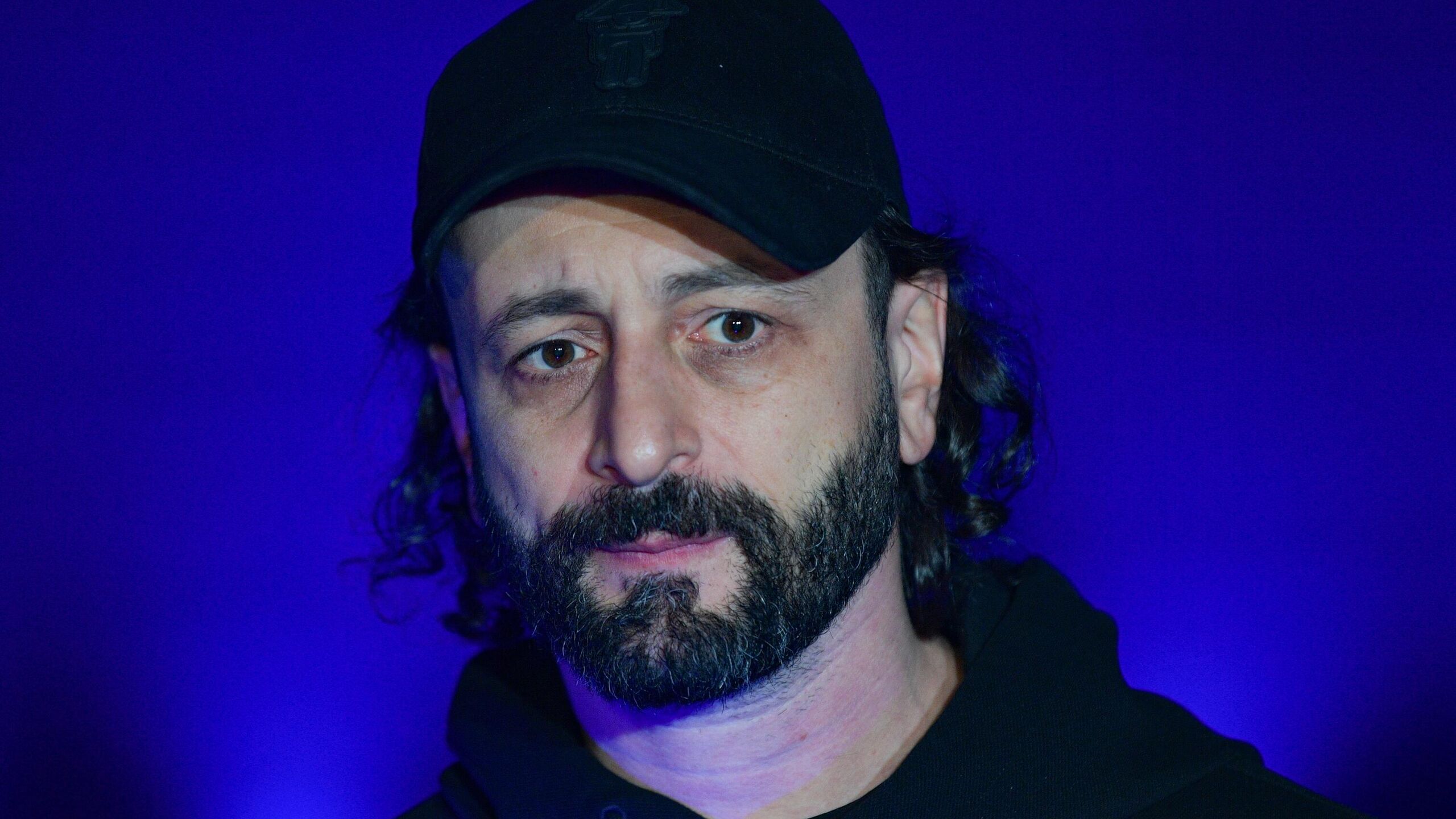 Серебряный призер Олимпийских игр в танцах на льду а ныне хореограф постановщик программ для фигуристов Илья Авербух заявил что не стоит показывать соревнования предстоящей зимней Олимпиады на федеральных каналах учитывая несправедливое отстранение российских спортсменов Зимние Олимпийские игры пройдут в итальянских городах Милан и Кортина д Ампеццо с 6 по 22 февраля Российские спортсмены допущены до участия в нейтральном статусе и в ограниченном количестве Свою позицию по поводу показа предстоящей Олимпиады в России я не меняю Уверен что специалисты и болельщики найдут возможность посмотреть все соревнования это совершенно несложно Считаю на федеральных каналах Олимпиаду показывать не нужно Это будет достаточно странно учитывая несправедливое отстранение наших спортсменов Будет казаться что нас не пустили на праздник спорта а мы все равно упорно хотим на него попасть приводит слова Авербуха Sport24 Нельзя же купить права только на виды спорта где есть российские спортсмены