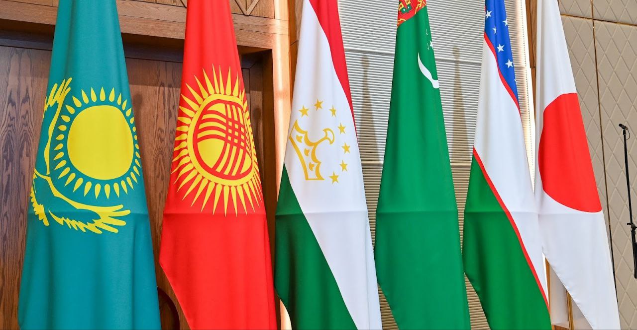 Япония наращивает сотрудничество с Центральной Азией Готовится саммит C5 1 Правительство Японии планирует провести первый саммит Центральная Азия Япония в декабре 2025 года в Токио Об этом сообщил японский телеканал NHK На мероприятие приедут примут представители властей всех пяти республик Центральной Азии Одной из основных тем обсуждения станет развитие торгово транспортного коридора в Евросоюз проходящего по Каспию в обход России Также японские власти планируют обсудить поставки природных ресурсов из стран Центральной Азии Logistan info Логистика Экономика