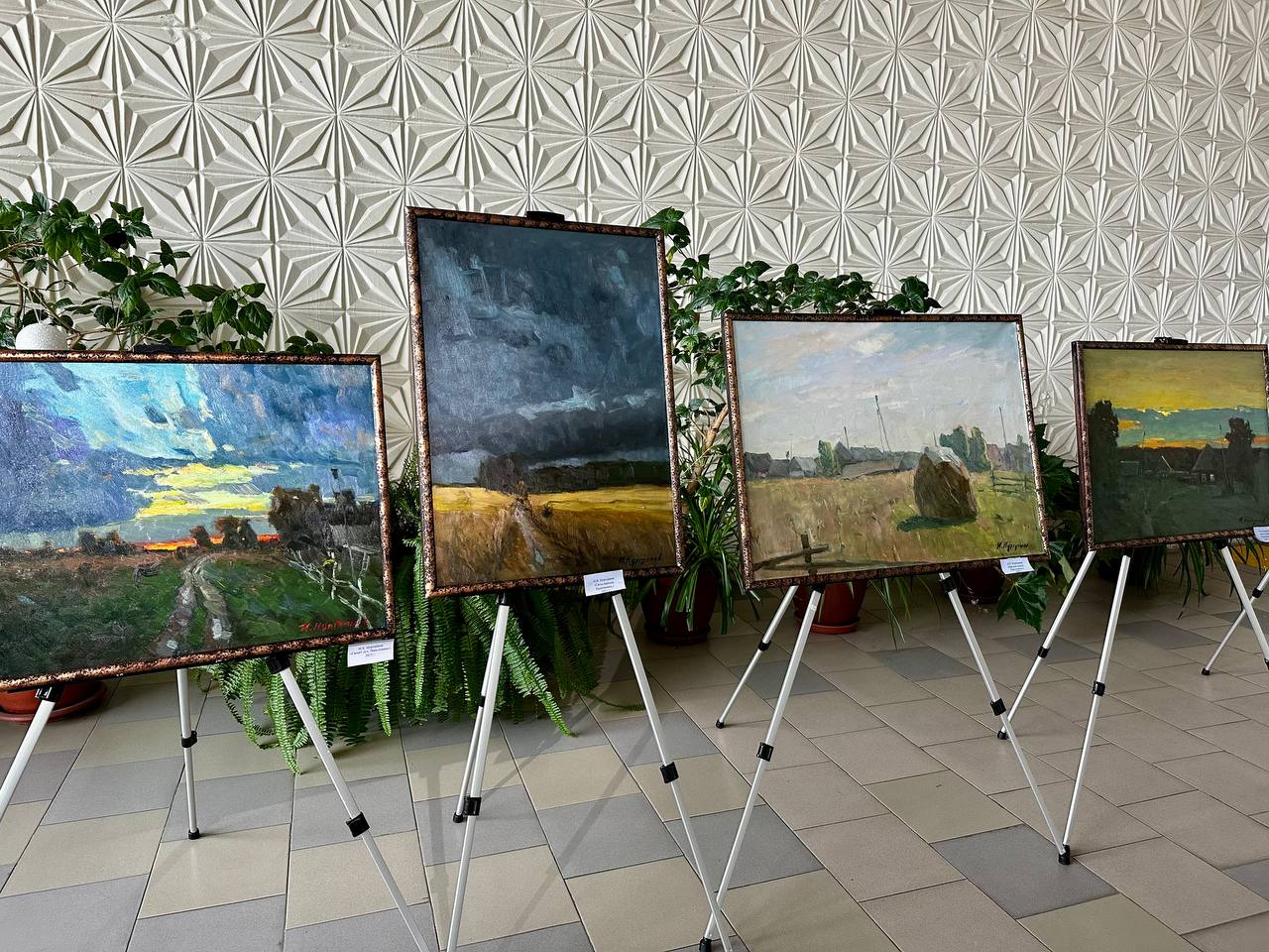 На вокзале Ульяновск Центральный не выходя можно посетить самые живописные уголки Ульяновской области 4 декабря на вокзале открылась передвижная выставка члена Союза художников России заслуженного деятеля искусств Республики Татарстан лауреата международной премии им А А Пластова в области изобразительного искусства Ирека Нуртдинова Инициаторами размещения экспозиции стали Куйбышевская дорога и Ульяновский областной художественный музей На полотнах мастера представлены пейзажи относящиеся к разным периодам творчества виды в окрестностях посёлков Сурское Карсун и Сенгилей деревни Прислонихи Всего в экспозиции около 20 полотен В 1986 году Ирек Харисович переехал на постоянное место жительства в Ульяновск Широкая Волга высокие отлогие берега живописные сосновые леса потрясли его воображение С тех пор он увлёкся пейзажами начал активно участвовать в областных и зональных художественных выставках Основной темой творчества стала Волга Экспозиция располагается на втором этаже вокзального комплекса возле детского городка Увидеть её можно вплоть до конца декабря Фото Екатерина Колесникова пресс служба Куйбышевской дороги