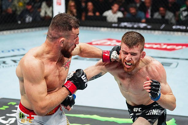 Мераб Двалишвили очередной раз защищает титул UFC в легчайшем весе Двалишвили побеждает Кори Сэндхагена единогласным решением судей Четырнадцатая победа подряд для грузина и третья защита титула Подпишись на Meta MMA Эксклюзивные видео слухи и инсайды Meta MMA в MAX
