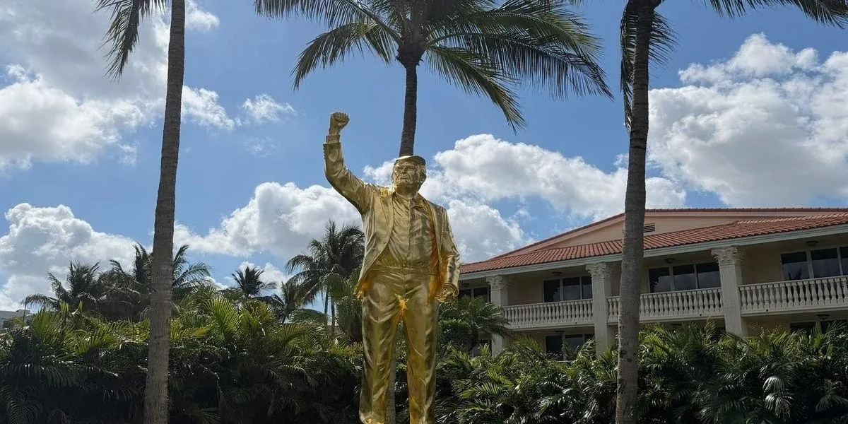 На гольф курорте Trump National Doral появилась статуя Дональда Трампа выполненная из позолоченной бронзы Согласно информации Golfweek она изображает президента США в момент после покушения на его жизнь в 2024 году Высота скульптуры составляет 6 7 метра с пьедесталом 4 5 метра без него Мы в МАХ