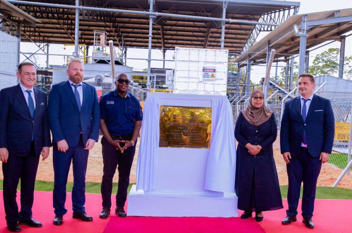 Урановый десант Росатома в Танзанию   Компания Mantra Tanzania Ltd.  входит в Росатом  ввела в эксплуатацию пилотную установку по переработке урана на проекте Mkuju River на месторождении Ньота. Месторождение Ньота — одно из крупнейших в мире, его запасы оцениваются в 152 млн тонн руды.  Госкорпорация сообщила, что на базе установки будут протестированы технологические методы переработки урана и, при необходимости, разработаны оптимизационные решения. Результаты тестов будут использованы при проектировании главного перерабатывающего комплекса производственной мощностью до 3 тыс. тонн урана в год.   Строительство комплекса планируется в первом квартале 2026 года, а ввод в эксплуатацию запланирован на 2029 год.   Заместитель премьер-министра, министр энергетики Танзании Дото Машака Битеко на ПМЭФ-2025 говорил, что страна хотела бы построить в сотрудничестве с Росатомом атомную электростанцию мощностью 120 МВт.   "У нас большие залежи урана. И мы хотим развивать это направление и строить атомную электростанцию, чтобы можно было генерировать порядка 120 МВт", — говорил он, отмечая, что страна рассчитывает на сотрудничество с Росатомом.  Проект Mkuju River принадлежит компании Mantra Tanzania Ltd. и расположен в районе Намтумбо региона Рувума  юг Танзании .