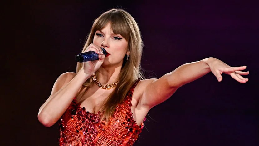 Taylor Swift выпустит альбом "The Life of a Showgirl" Это двенадцатый альбом, двенадцатая глава Тейлор Свифт анонсировала двенадцатый альбом, который получит название “The Life of a Showgirl”. Анонсу предшествовал обратный отсчет на ресурсах артистки, остановившийся в 12:12 12 августа. После его окончания появился анонс нового альбома и прием предзаказов. Официальной даты пока нет, но доставку физических копий обещают в октябре. Прошлый альбом певицы "Tortured Poets Department" стал самым успешным ее дебютом в чарте Billboard 200, показав невероятные цифры: 2,6 млн "эквивалентных единиц" за первую неделю, включая 1,914 млн физических продаж, и рекордные 891 млн стримов за неделю; стал самым успешным дебютом в истории Spotify 380 млн стримов за первый день , а также получил 6 номинаций на Грэмми не в одной из них не выиграл . К концу 2024-го альбом был 6-кратно платиновым в США.