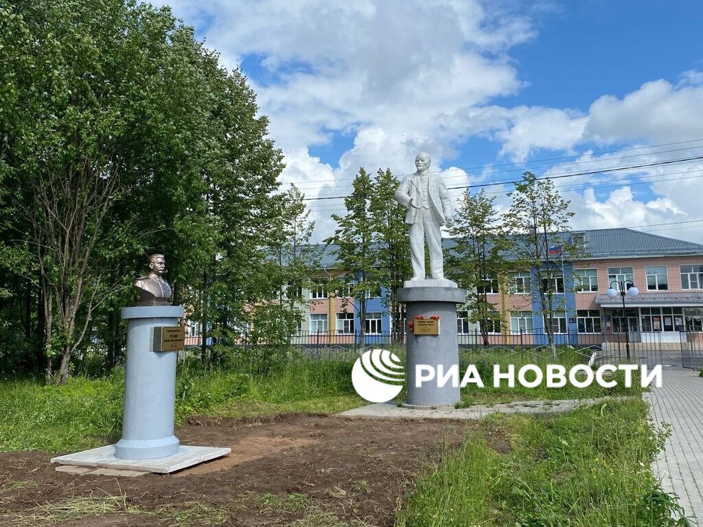 Вологодская область вновь в федеральной повестке с памятником Сталину.    Федеральные СМИ сегодня пишут, что ещё один памятник генералиссимусу, уже третий по счету, появился в регионе. На этот раз в Никольске, возле школы  N2.   "По инициативе жителей Никольского округа установлен памятник генералиссимусу Сталину Иосифу Виссарионовичу, верховному главнокомандующему в годы Великой Отечественной войны", – сообщается на страницы администрации Никольского округа Вконтакте.  В декабре прошлого года большой памятник Сталину установили в Вологде, в музее Вологодской ссылки. А весной в этом году бюст открыли в посёлке Кадуе.