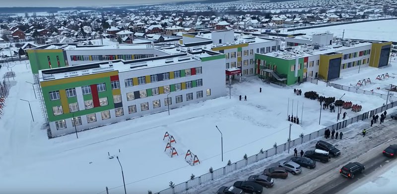 Первое большое открытие года Сегодня в деревне Шмидтово Уфимского района торжественно открыли новый образовательный центр Символично что мы начинаем рабочий год с важного и приятного события сегодня открыли новую школу в деревне Шмидтово Уфимского района Большой современный центр образования будет носить имя Героя России Ильдара Суфиярова отметил Глава региона Радий Хабиров В ближайшее время в республике откроется еще несколько крупных объектов БСТ в Telegram БСТ в МАХ