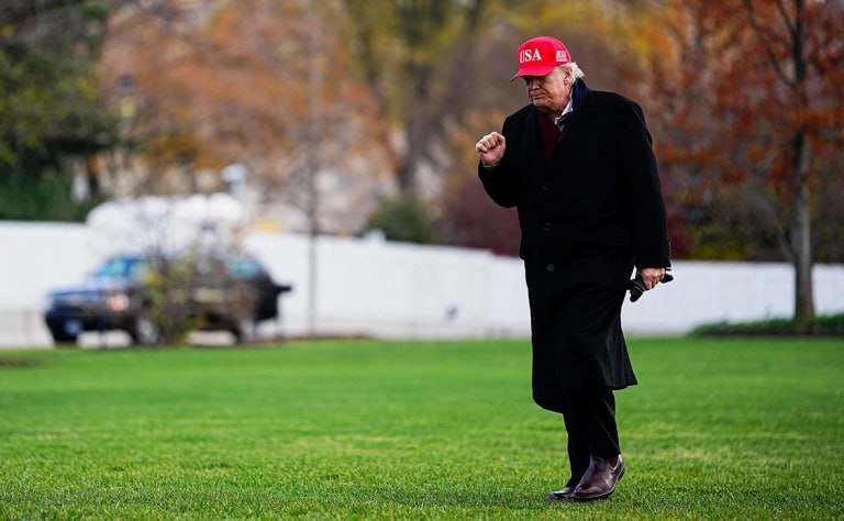 Прокуратура штата Джорджия прекратила дело против Дональда Трампа и других лиц о вмешательстве в президентские выборы 2020 года передает CNN Учитывая сложность рассматриваемых правовых вопросов от конституционных вопросов и пункта о верховенстве до иммунитета юрисдикции подсудности проблем с безотлагательным судебным разбирательством и доступа к федеральным документам и даже предполагая что каждый из этих вопросов будет решен в пользу штата передача этого дела на рассмотрение присяжных в 2029 2030 или даже 2031 году было бы настоящим подвигом написал прокурор по этому делу Питер Скандалакис Прокурор допустил что можно было бы отделить дело Трампа от других фигурантов и рассмотреть сперва обвинения против них пока не завершится второй президентский срок республиканца Однако по его мнению это было бы нелогично неоправданно обременительно и дорого для штата и для округа Фултон Фото Aaron Schwartz Reuters РБК в Telegram и MAX
