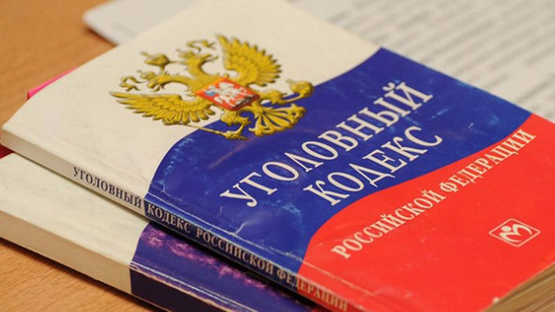 Работник одного из предприятий Новочеркасска воровал со склада спецодежду.  В дежурную часть полиции Новочеркасска с заявлением о краже обратился руководитель одного из крупных предприятий города. Он рассказал, что со склада предприятия пропала рабочая одежда – перчатки, куртка и полукомбинезон. Сумму ущерба заявитель оценил почти в 30 тысяч рублей.  Сотрудники уголовного розыска по подозрению в совершении данного преступления задержали 44-летнего работника предприятия. Полицейские выяснили, что фигурант вечером зашел на склад предприятия, воспользовался отсутствием очевидцев и похитил спецодежду.  Реализовать похищенное имущество злоумышленник не успел, спецодежду сотрудники полиции изъяли и вернули законному владельцу.  В отношении подозреваемого возбуждено уголовное дело по факту кражи. До суда он будет находиться под подпиской о невыезде.