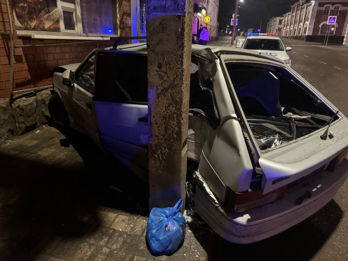 Юный водитель врезался ночью в столб в Ельце   newslipetsk ru fn 1755653 html Глубокой ночью на улице Советской в Ельце 18 летний парень на автомобиле ВАЗ 2114 врезался в фонарный столб   Прислать новость Подписаться