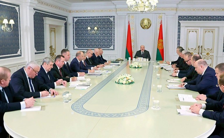 Александр Лукашенко во время совещания по развитию районов Припятского Полесья потребовал от чиновников отказаться от излишней советскости в докладах заявив что важно показывать конкретные результаты а не просто осваивать выделенные средства Об этом сообщает БелТА Президент Белоруссии напомнил что программа развития Полесья до 2030 года была его ключевым предвыборным обещанием и призвал сделать так чтобы полешуки заметили да и вся Беларусь что мы серьезно занимаемся Полесьем При этом он подчеркнул необходимость трезвой финансовой оценки Мы всегда должны помнить а есть ли у нас на это деньги Лукашенко предложил простой алгоритм работы видеть цель ставить задачи и действовать на результат особо отметив что лишних денег в стране нет Программа стоимостью 6 5 млрд белорусских рублей столкнулась с нехваткой 400 млн рублей и Лукашенко потребовал предоставить конкретный план покрытия этого дефицита Картина дня в телеграм канале РБК