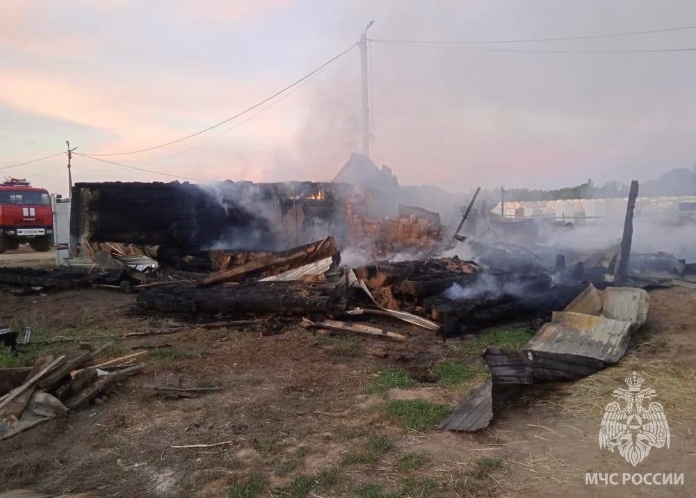 На пожаре в Илекском районе погибли 5 человек #Про_Происшествия Пожар произошел этой ночью в селе Песчаное. Горели строения на территории животноводческой фермы. Об этом сообщают в региональном МЧС. Сообщение о возгорании поступило в начале третьего часа ночи. К тушению пожара были привлечены более 20 человек и 12 единиц техники. Однако ликвидировать пожар удалось только к шести часам утра. Бороться с возгоранием пришлось более 3,5 часов. Огнем было уничтожено строение на общей площади 120 квадратных метров. Сообщается, что в результате пожара погибли 5 человек, их личности устанавливаются. В региональном МЧС отметили, что предположительная причина пожара неосторожность при курении. Фото: областное МЧС
