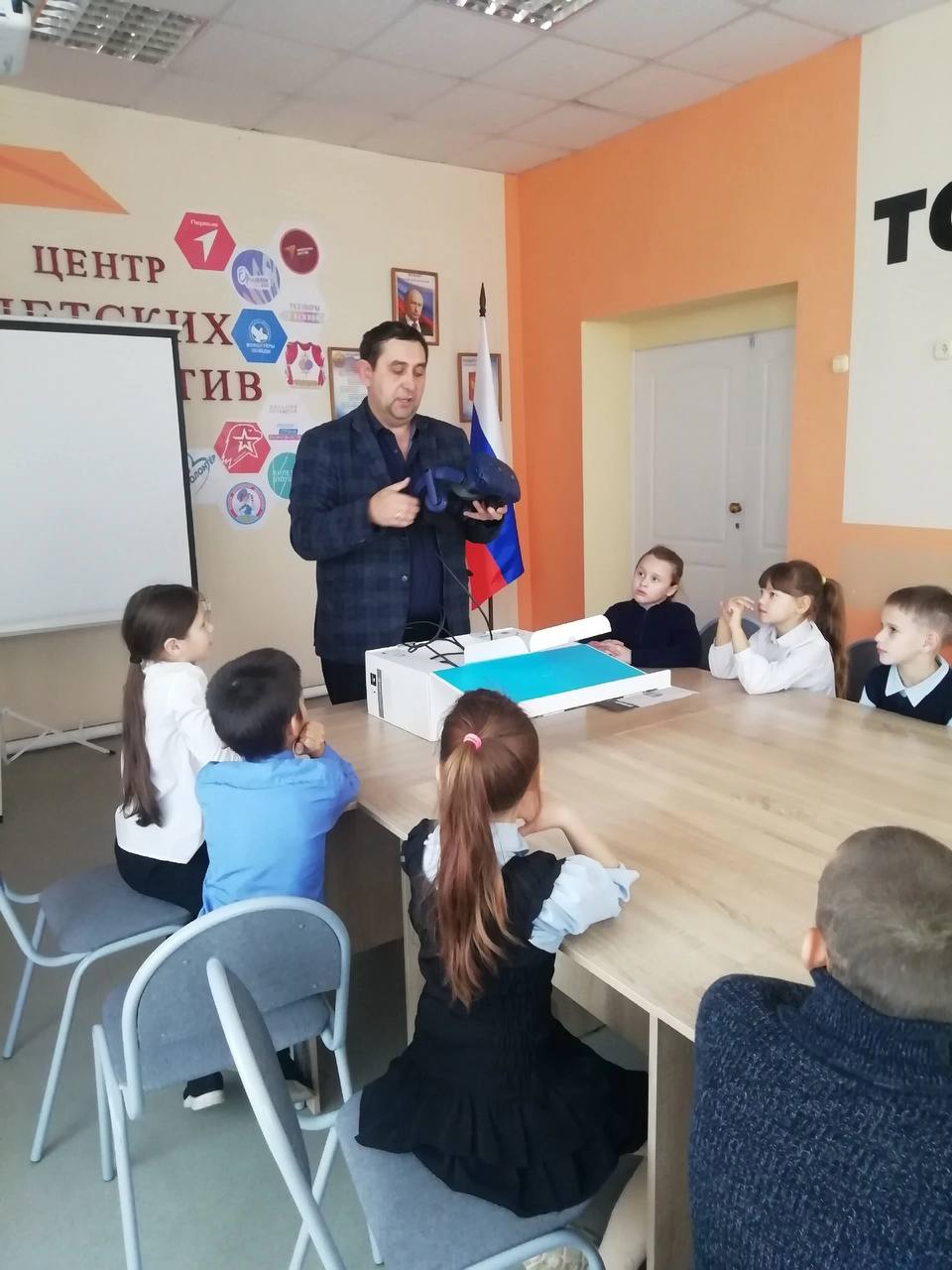 Учитель физики из Бековского района стал полуфиналистом шоу «Классная тема!». Олег Егорушин работает в средней общеобразовательной школе поселка Сахзавод. Передача отбирает только шесть лучших педагогов по всей России. Победитель конкурса создаст авторскую программу о науке, которая будет выходить на канале «Россия 1». Подписаться Прислать новость