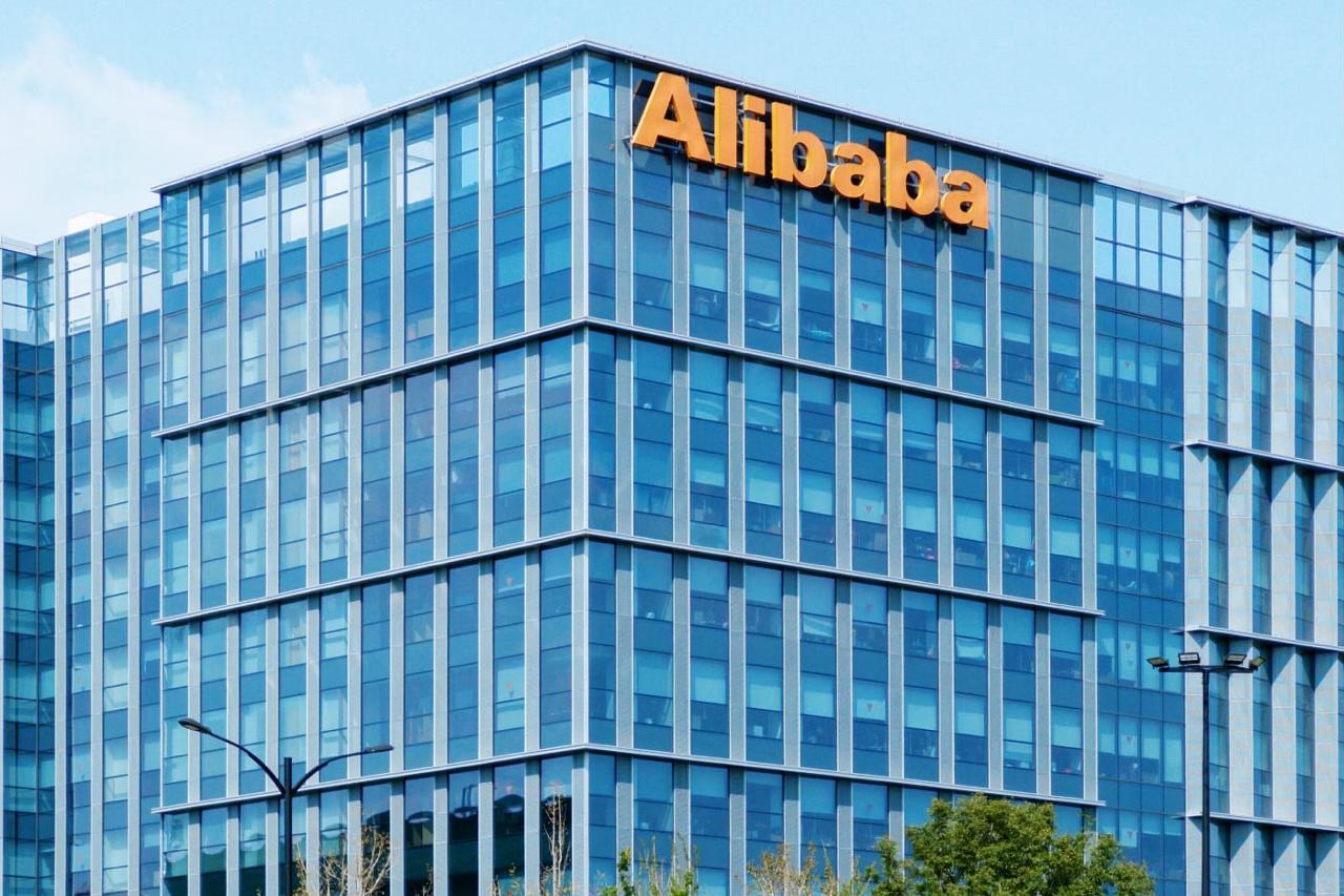 Alibaba начала разрабатывать ИИ чипы из за того что в Китае запретили продавать Nvidia Производство планируется наладить в Китае поскольку США запретили TSMC выпускать ИИ процессоры для китайских компаний Однако Китай пока не способен производить чипы которые могли бы конкурировать с топовыми решениями Nvidia Это связано с санкциями США запрещающими поставки в страну современного оборудования для производства процессоров Китайские заводы в основном используют устаревшее импортное оборудование   www iphones ru iNotes alibaba nachala razrabatyvat ii chipy iz za togo chto v kitae zapretili prodavat nvidia новости iphonesru