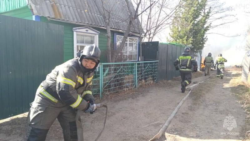 Частный сектор шесть раз горел в Забайкалье за выходные    Пожарные Забайкалья шесть раз выезжали на возгорания в жилых секторах региона за выходные. Также произошло четыре пожара сухой травы.     Так, два раза горели веранды жилых домов. По одному разу горели жилой дом, домашние вещи, нежилой дом, крыша кафе, автомобиль, гараж и электрощитовая и угольная пыль. Самый крупный пожар сухой травы произошёл в Черновском районе Читы на площади 300 кв. метров.  Фото: ГУ МЧС России по Забайкалью    ChitaMedia Забайкальский край