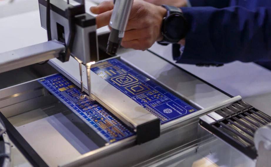 Минпромторг будет компенсировать производителям электроники до 30 от стоимости приобретаемого российского оборудования Помимо этого ведомство собирается выдавать льготные кредиты под 3 5 для запуска серийного производства техники необходимой для выпуска электроники На программу в 2026 2028 годах планируют направить примерно 3 млрд рублей Но есть нюанс Оборудования для которого обещана господдержка пока практически нет   www iphones ru 1347470 новости iphonesru